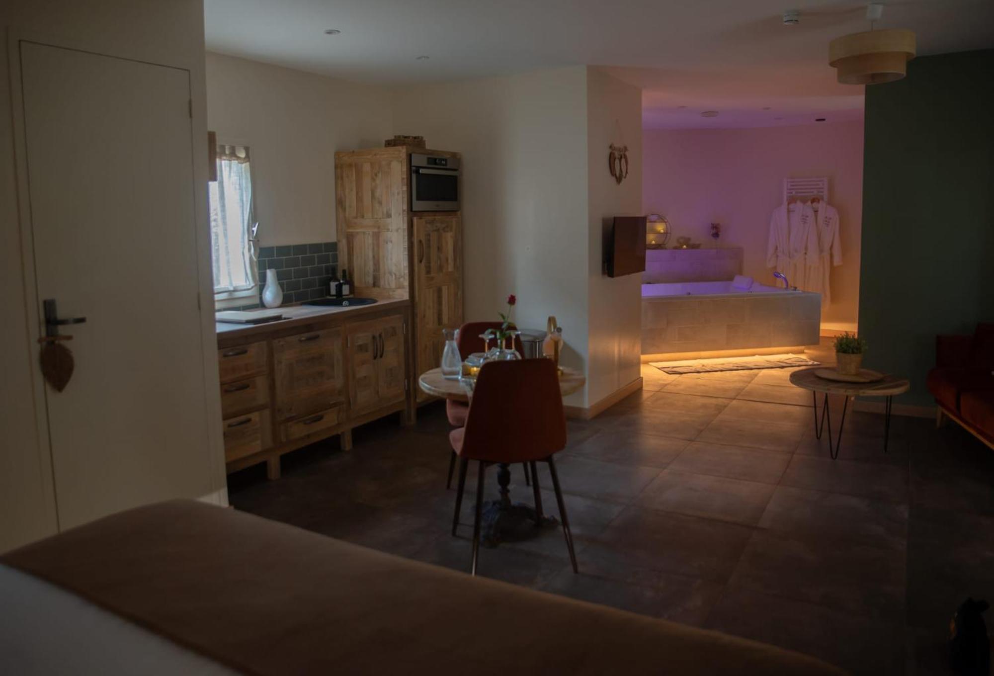 Le Mas Aux Amoureux , Suite Romantique Et Spa เลอบาร์กาแรส ภายนอก รูปภาพ