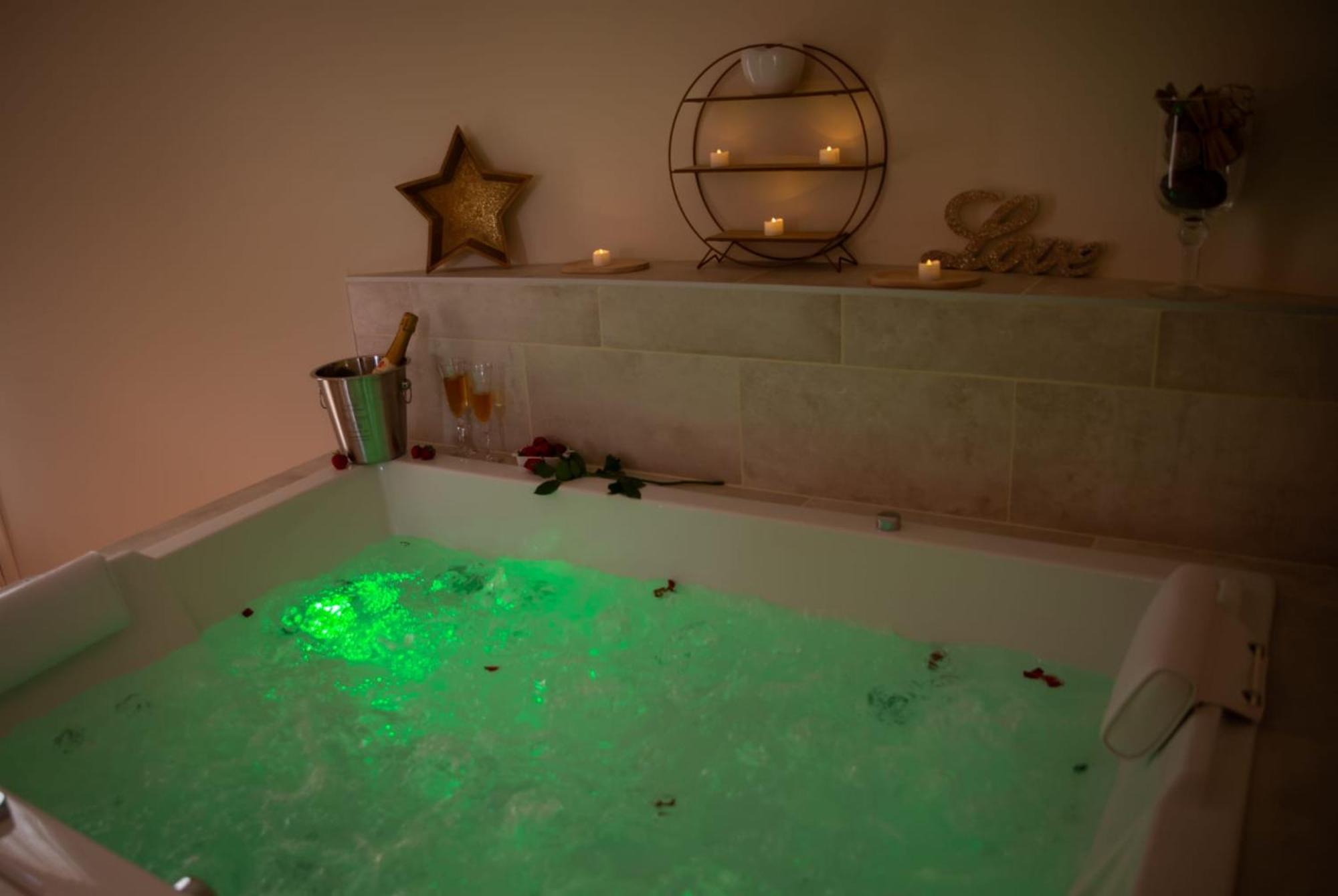Le Mas Aux Amoureux , Suite Romantique Et Spa เลอบาร์กาแรส ภายนอก รูปภาพ