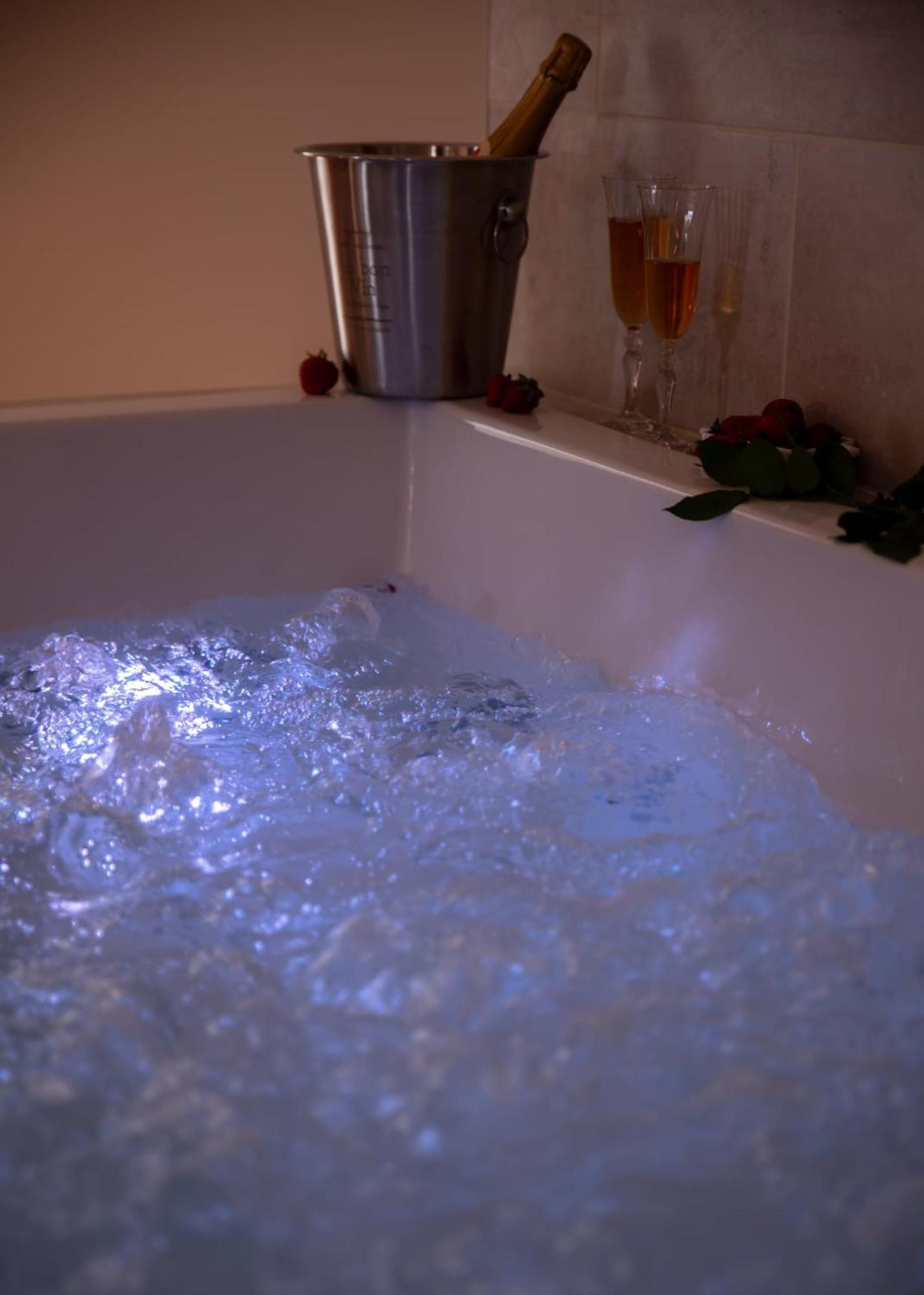Le Mas Aux Amoureux , Suite Romantique Et Spa เลอบาร์กาแรส ภายนอก รูปภาพ