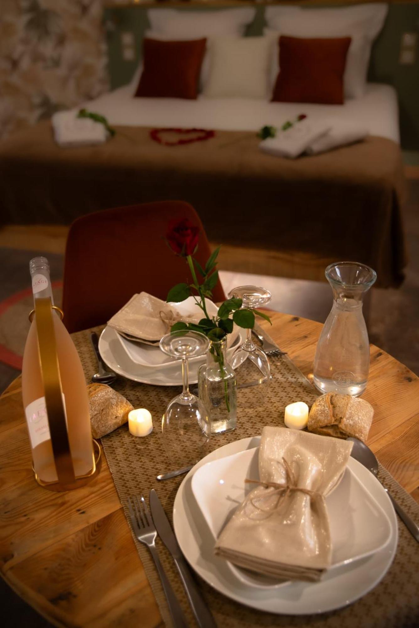 Le Mas Aux Amoureux , Suite Romantique Et Spa เลอบาร์กาแรส ภายนอก รูปภาพ