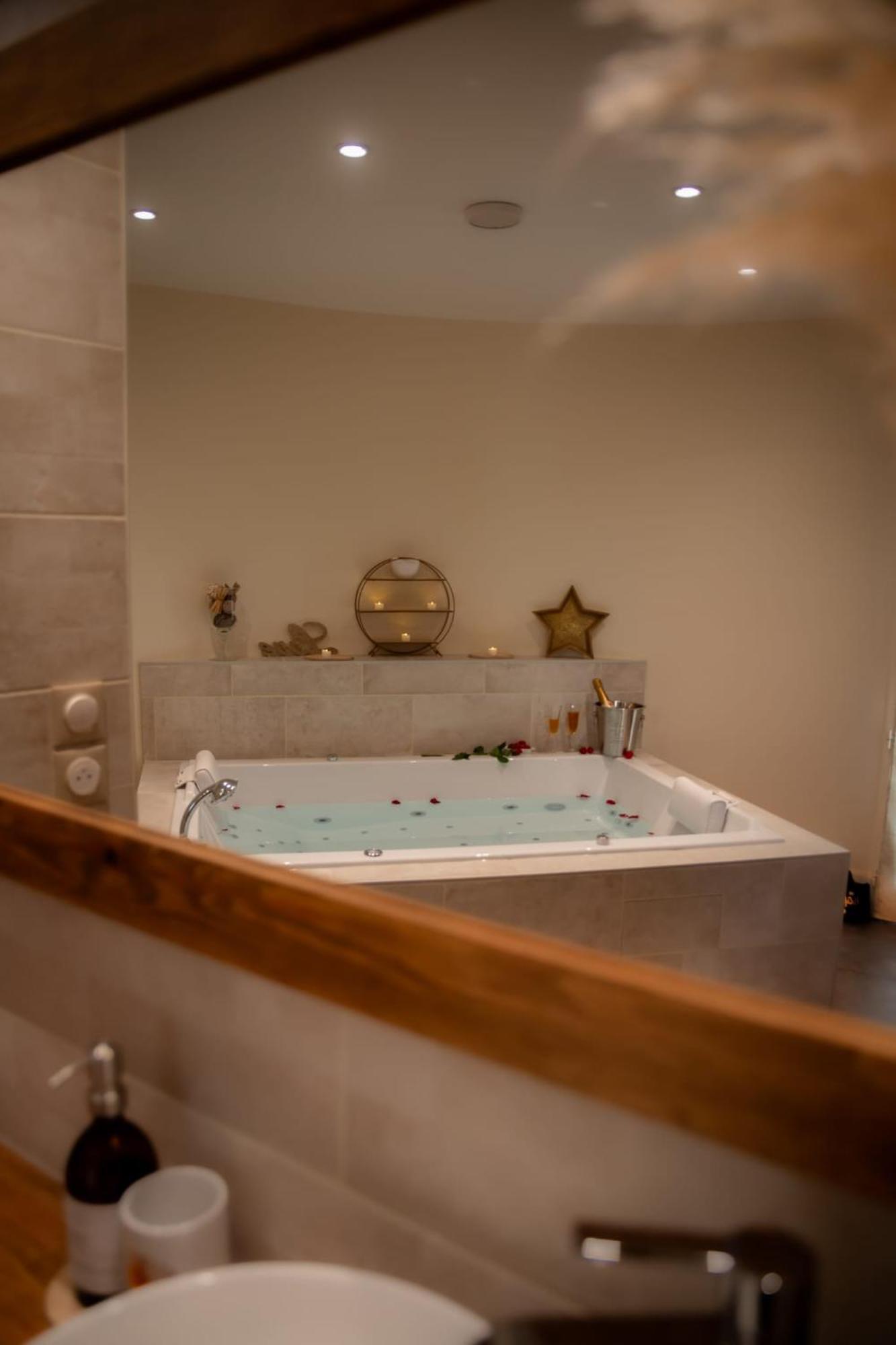 Le Mas Aux Amoureux , Suite Romantique Et Spa เลอบาร์กาแรส ภายนอก รูปภาพ